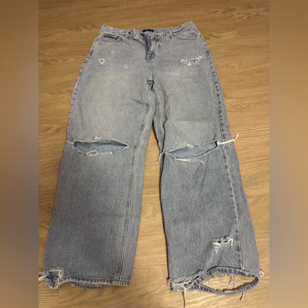 Baggy distressed jean